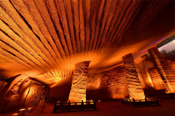 1992年浙江村民抽乾水潭，發現千年宮殿，已成為4A級旅遊風景區