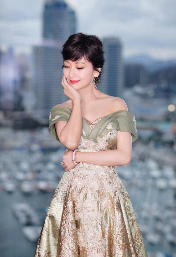 這才是50歲女人該有的打扮，拒絕“扮嫩”，簡單高階的氣質才更美