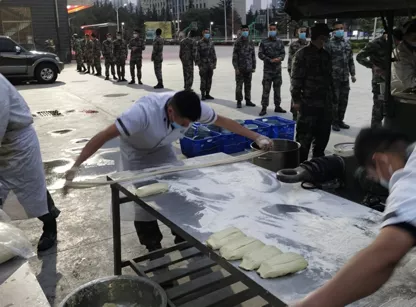 炊事員的“十二時辰”,每件事都卡“點”走 炊事員的“十二時辰”,每件事都卡“點”走