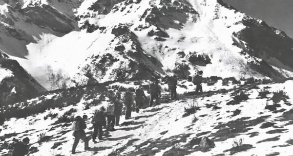 蔣介石看著十大元帥名單，沉思一會指著陳毅說：這人太厲害了