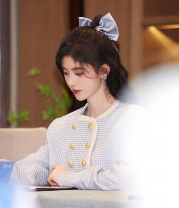 鞠婧禕最新私服,小香風外套很適合她 鞠婧禕最新私服,小香風外套很適合她