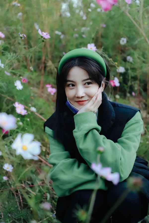 陳小紜:綠色衛衣配綠色髮帶+黑色夾克配黑色長靴,簡約風格也美 陳小紜:綠色衛衣配綠色髮帶+黑色夾克配黑色長靴,簡約風格也美