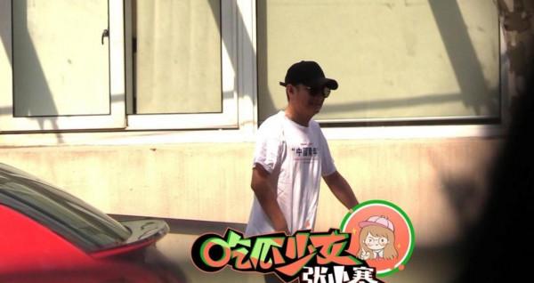 37歲文章現身醫院，隻身看病無人陪伴，一瘸一拐痛到呲牙好心酸