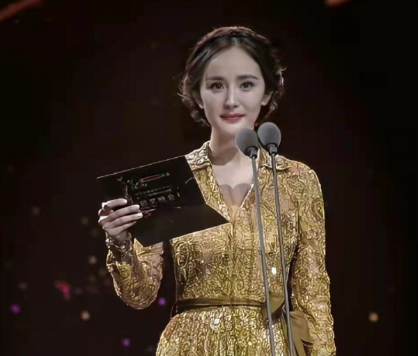 楊冪走溫婉路線意外驚豔！盤發穿金色刺繡裙變豪門千金，眼睛好靈