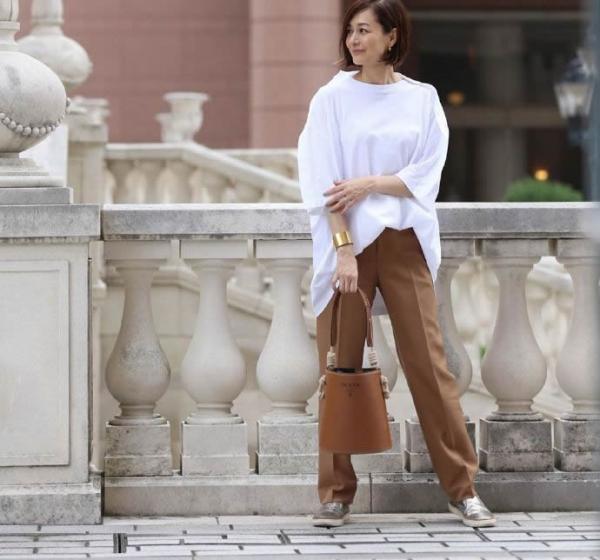 這才是“黑白配”的穿搭精髓！52歲的富岡佳子，贏得體面優雅