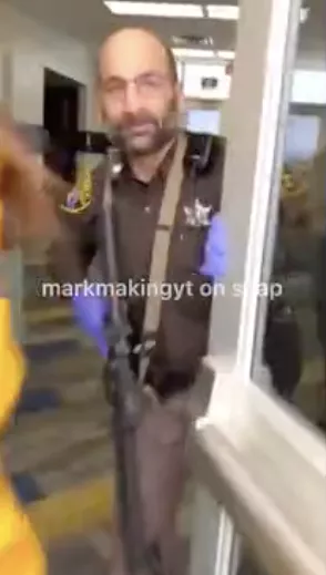 槍手假裝成警員企圖騙學生開門殺害,被學生識破 槍手假裝成警員企圖騙學生開門殺害,被學生識破