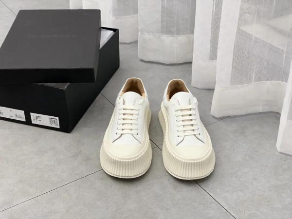 一款極簡的厚底小白鞋 一款極簡的厚底小白鞋