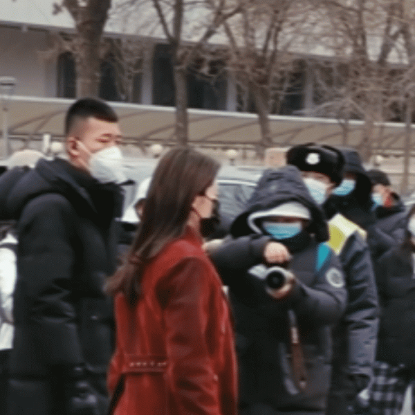 春晚明星私服比美：劉濤拎虎包，趙麗穎編流蘇辮，張若昀裹花棉被