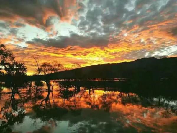 雲南黃龍潭美麗的火燒雲