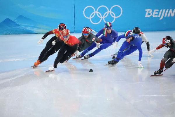 永不放棄！摔倒後奮起直追，中國隊晉級決賽