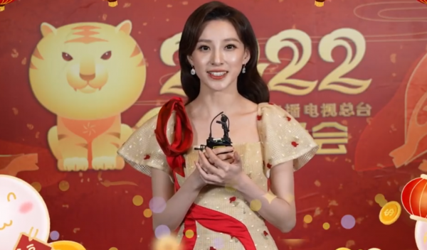 元宵晚會最驚豔女星：萬茜金絲絨，金晨粉嫩，林允穿著剪紙出來了