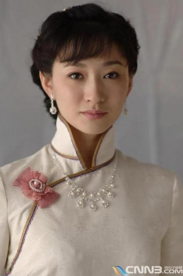 李小冉端莊大氣的旗袍秀