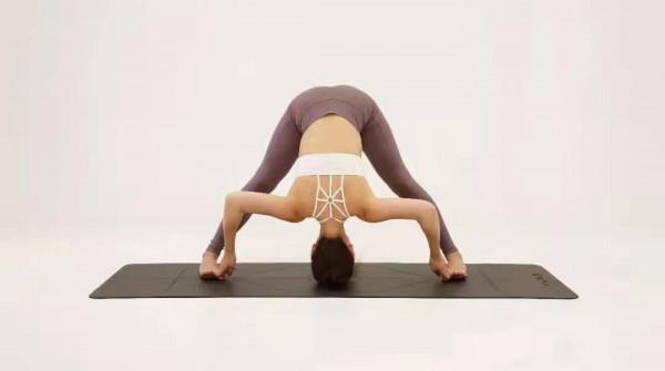 鄭鈞:一個被搖滾“耽誤”的瑜伽達人,53歲了,柔韌性好,狀態好 鄭鈞:一個被搖滾“耽誤”的瑜伽達人,53歲了,柔韌性好,狀態好