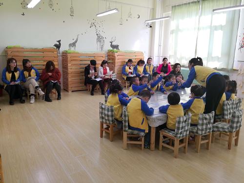 遊戲環境的創設要體現層次性，使每個幼兒都能在適宜的環境中成長