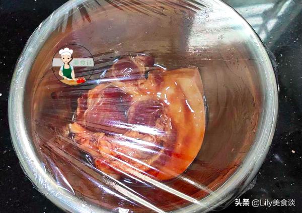 把豬肉放進電飯鍋,不加一滴水直接燜,出鍋香到流口水,渣都不剩 把豬肉放進電飯鍋,不加一滴水直接燜,出鍋香到流口水,渣都不剩