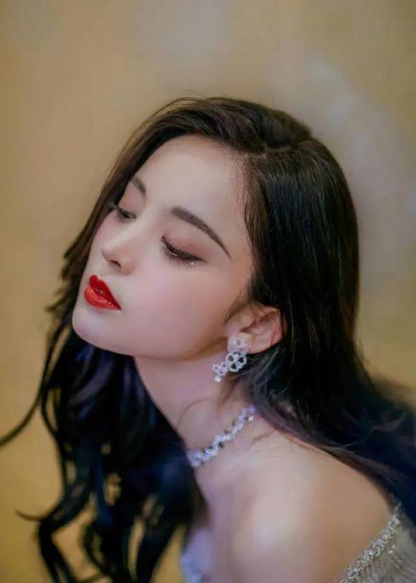 5位新疆美人珠寶加持：佟麗婭，熱巴，娜扎，麥迪娜...誰最美？