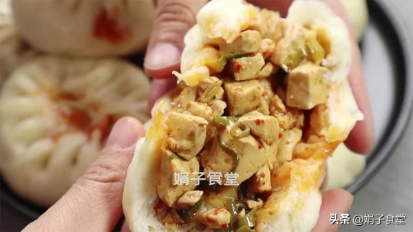 香辣豆腐包子，皮薄餡足，鮮嫩味美，一次3個吃不夠，太香了