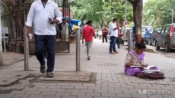 露宿街頭的印度女孩,憑努力考進重點高中,每晚睡覺要用棍子防身 露宿街頭的印度女孩,憑努力考進重點高中,每晚睡覺要用棍子防身