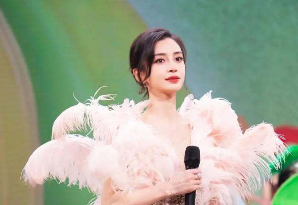 北京臺春晚：Angelababy主持被質疑不如幼兒園老師，馮鞏玩諧音梗