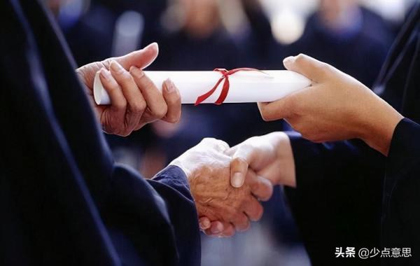 碩士女兒終於出嫁，全村趕來送別，父母全家照前淚流滿面