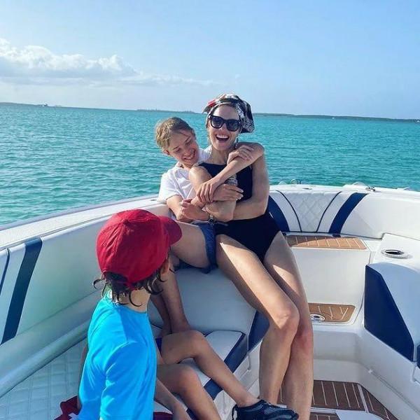 LV太子妃素顏和丈夫秀恩愛，39歲狀態很自然，看不出是五個娃的媽