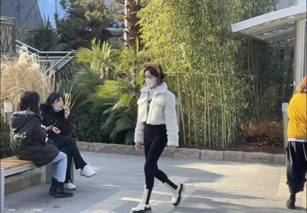 路人鏡頭下的毛曉彤，“上短下長”身材比例超絕，就是臉有點腫