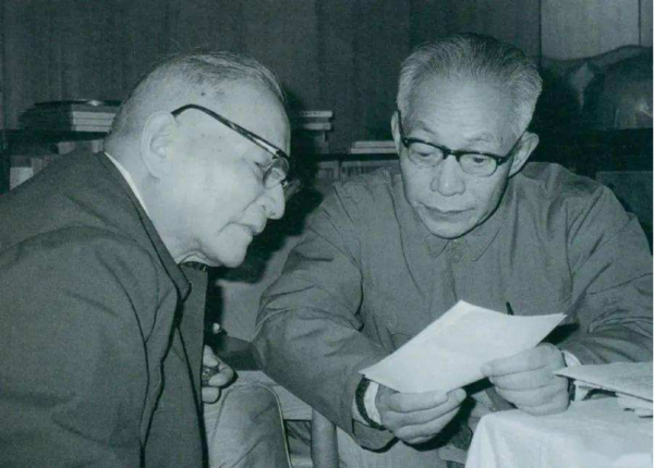 鄧小平點名陳丕顯到總政工作，餘秋裡託王震反映：我想和他換一換