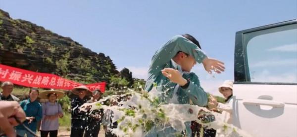 一口氣追了12集,開播即高能,劇情緊湊,這部扶貧劇太敢拍了 一口氣追了12集,開播即高能,劇情緊湊,這部扶貧劇太敢拍了