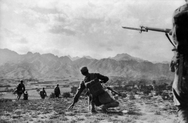 1942年的雪村戰鬥後，毛主席緊急修改軍事條例：政委不準指揮作戰