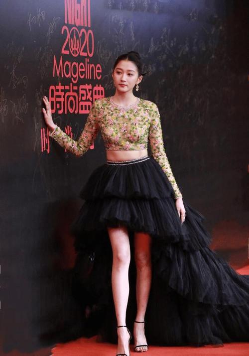 女星紅毯造型翻車合集,倪妮似孔雀,唐嫣“狗啃劉海”土氣十足 女星紅毯造型翻車合集,倪妮似孔雀,唐嫣“狗啃劉海”土氣十足