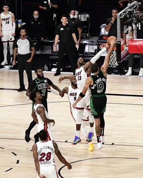 一帽定乾坤！盤點NBA季後賽最偉大的十次蓋帽：前三名無爭議