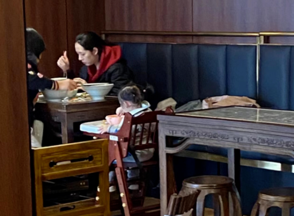 郭碧婷真不放心向佐！穿貂皮探班氣場不輸向太，終於有豪門闊太範