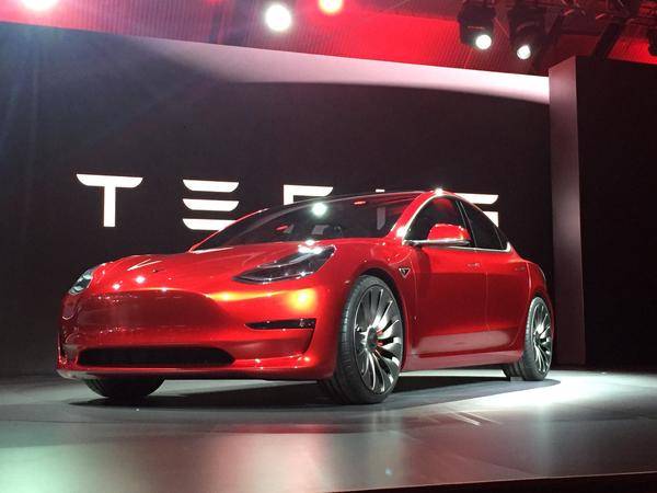 等等黨的悲劇.....沒想到，特斯拉 3 又宣佈漲價