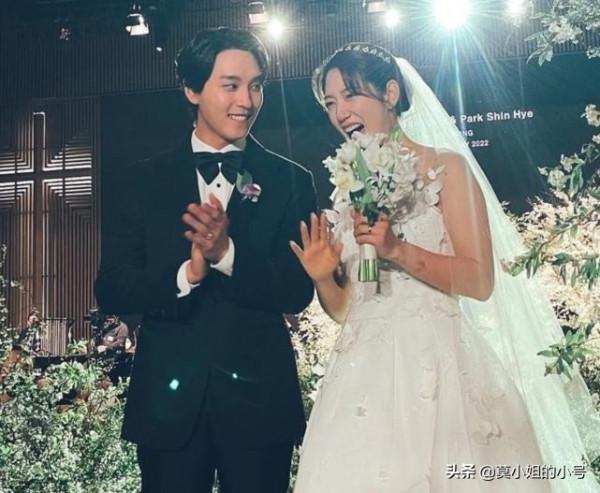 2022年剛過去41天，就有10位名人官宣婚訊，四位在同一天公開