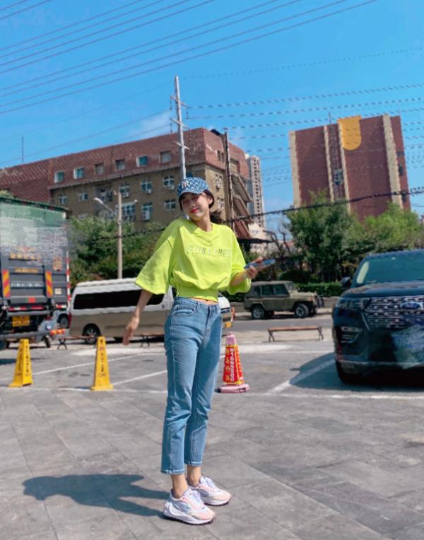 “師姐”宣璐曬秋遊照，收腰蝙蝠袖上衣太顯瘦，少女感滿分