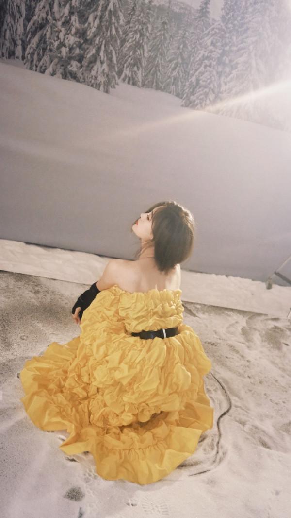 一抹明黃！許佳琪最新大片甜美可人