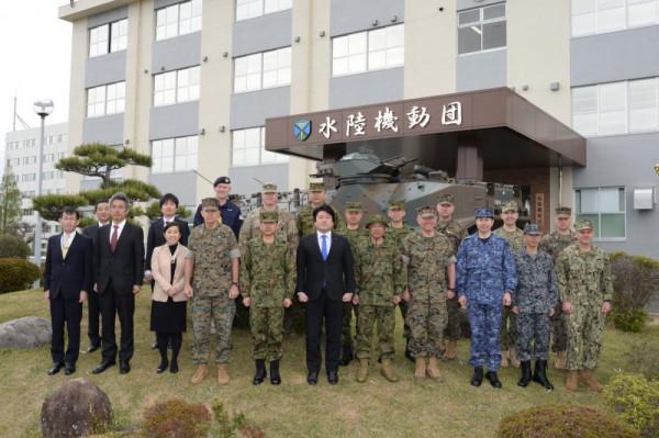 日美聯合部隊奪島演習：遠端火箭炮開火，對假想敵點穴式突襲