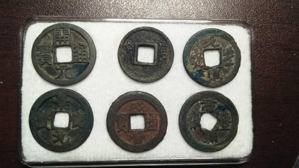 一枚儲存了30多年的漢代古錢幣“貨泉”，一張時隔30年出現的畫報