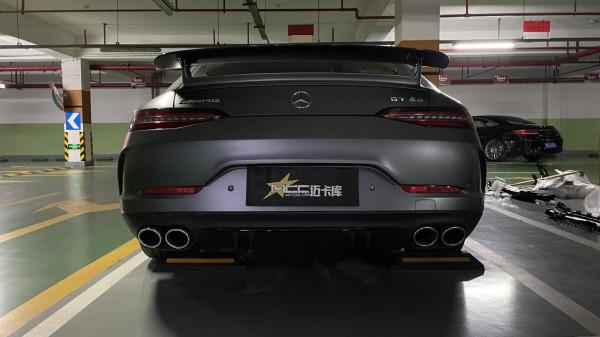 蘋果樹的徽章，賓士GT50改裝GT63 S先型特別版包圍、黃色安全帶