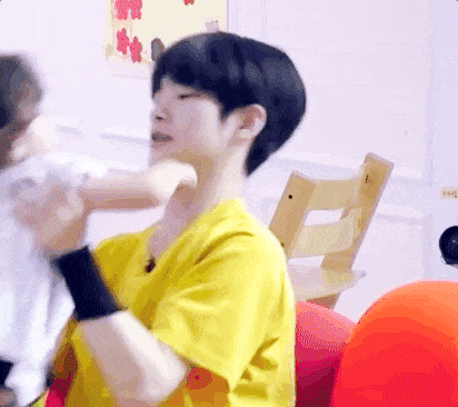 男明星溫柔抱娃,是不是你夢想中老公的樣子 男明星溫柔抱娃,是不是你夢想中老公的樣子