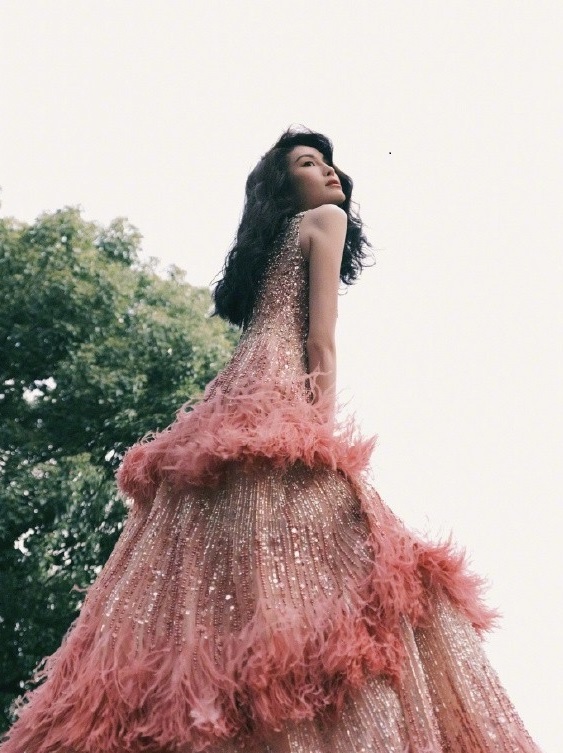 世界名模何穗粉紅流光羽毛裙迷人寫真集