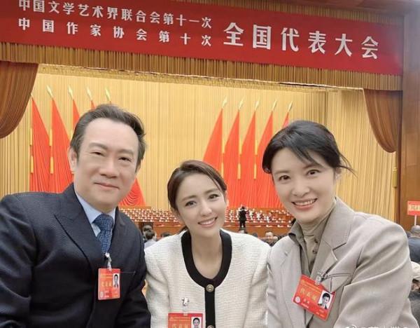 53歲周濤穿舊衣撞衫49歲孟晚舟，輸年齡贏穿搭，薑還是老的辣