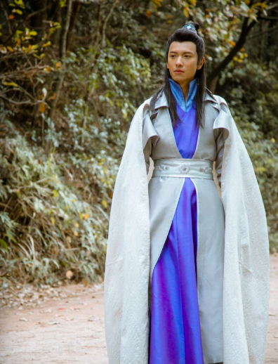 25歲港姐自曝遭勒索六位數，未接受高層追求慘被騷擾，忙報警求助