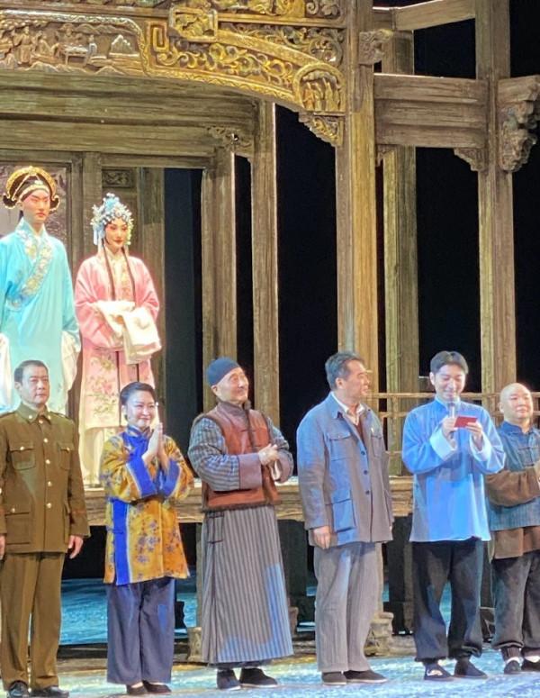 陳佩斯和兒子首次同臺演出，陳大愚子承父業，與老戲骨飆戲不怯場