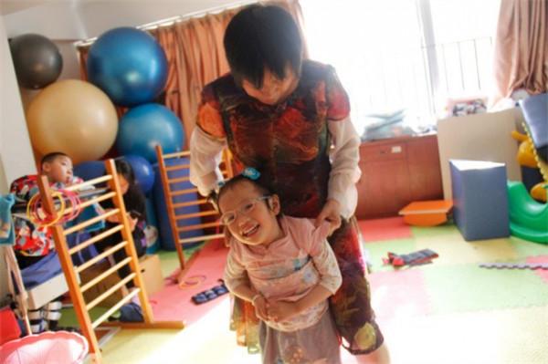 雲南42歲殘疾媽媽，欠鉅款做試管嬰兒，女兒出生後她卻追悔莫及