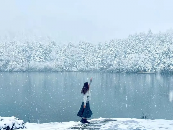 四川人看藍冰奇觀,不用再去貝加爾湖了,就在川西這個免費冷門地 四川人看藍冰奇觀,不用再去貝加爾湖了,就在川西這個免費冷門地