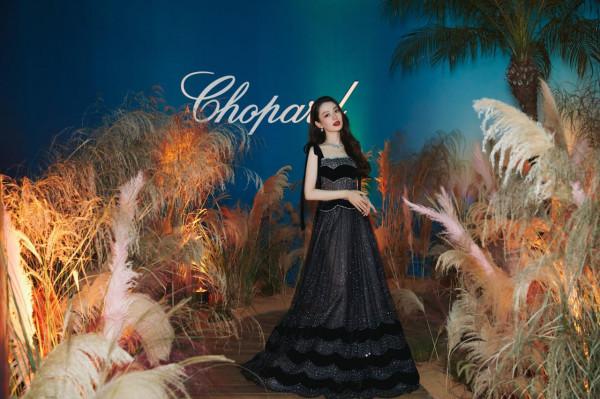 吉娜穿黑裙秀纖細肩頸線條 氣質慵懶迷人儀態萬千