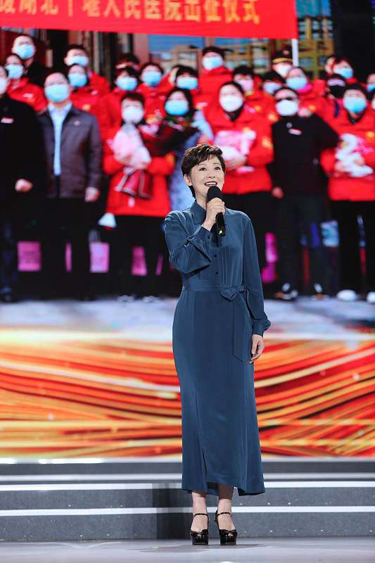 徐帆短髮造型好任性，真是全靠顏值在撐，但看起來還挺有女人味