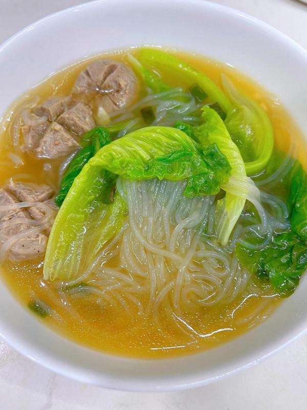 低脂低卡好喝不胖，生菜牛肉丸粉絲湯！味道超鮮