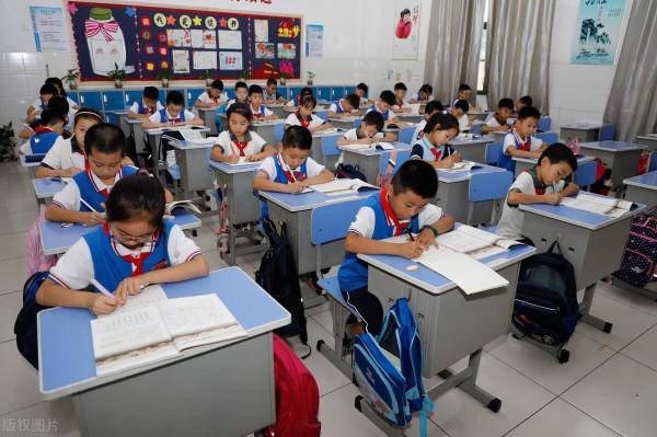 一家長投訴老師讓孩子把作業帶回家，老師：延時服務讓我又犯難了